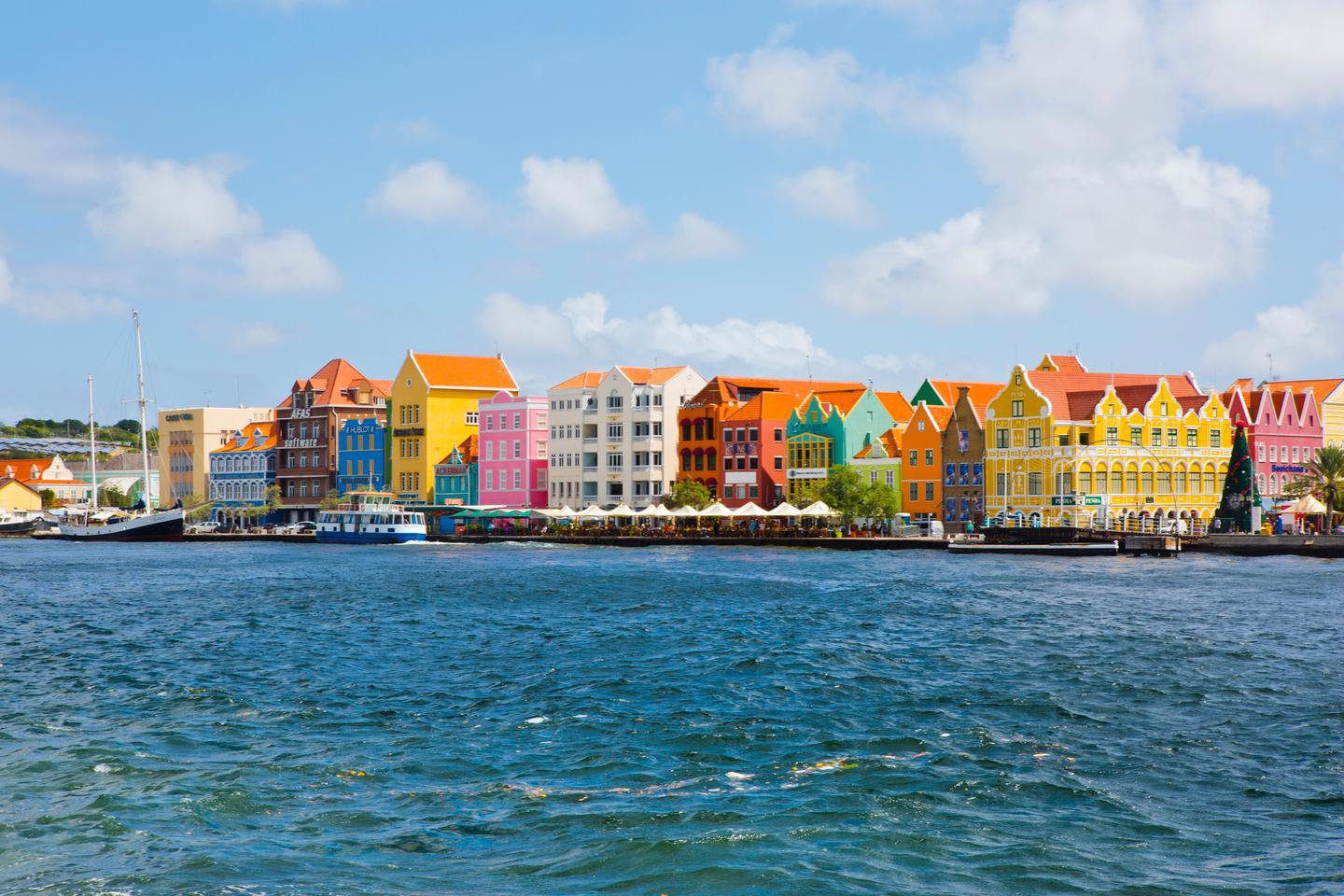 blt2e692dfbb00c0cb3-karibik-curacao-bunte-haeuser-t-517715214.jpg karibik-curacao-bunte-haeuser-t-517715214.jpg