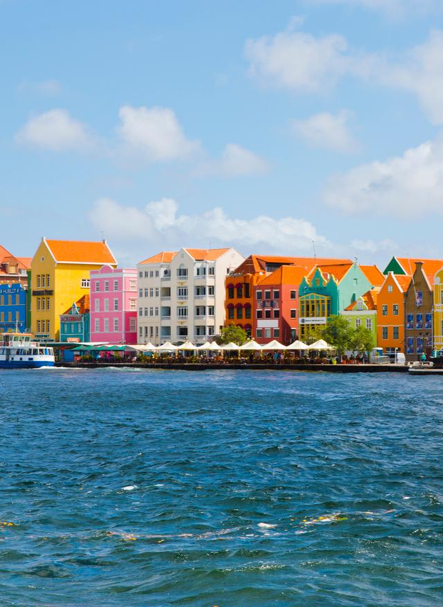 Curacaos Sehenswürdigkeiten karibik-curacao-bunte-haeuser-t-517715214.jpg