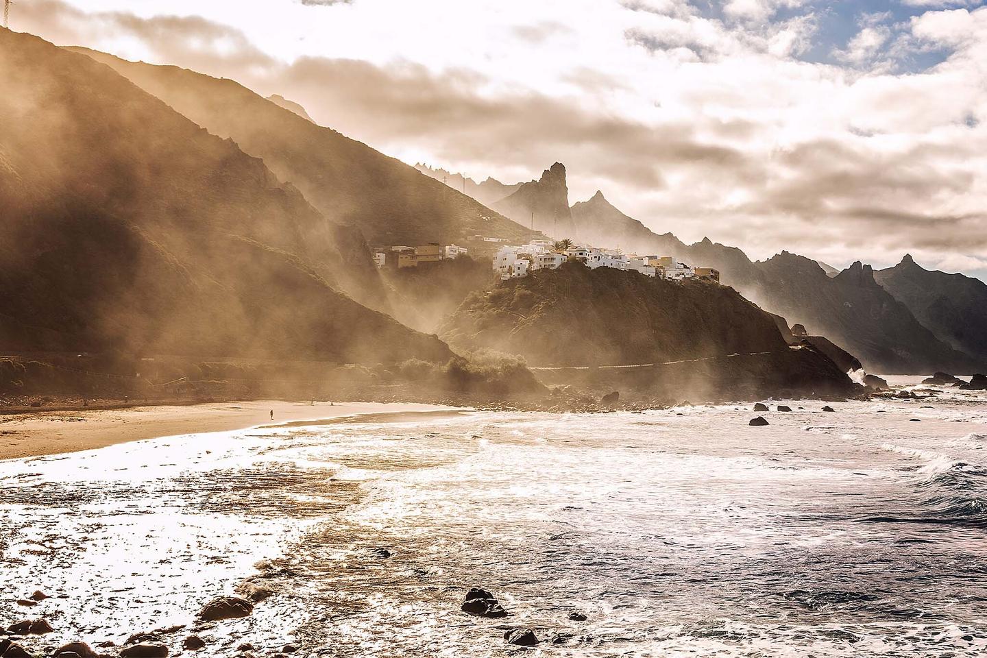 spanien-teneriffa-anaga-berg-bemijo-strand-und-almaciga-dorf-meer-landschaft-g-1311144847.jpg