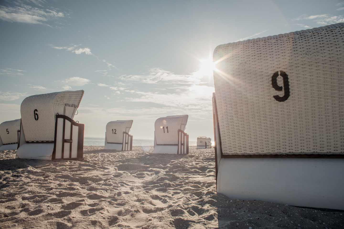 deutschland-mecklenburg-vorpommern-ostsee-strandkoerbe-g-519684820.jpg