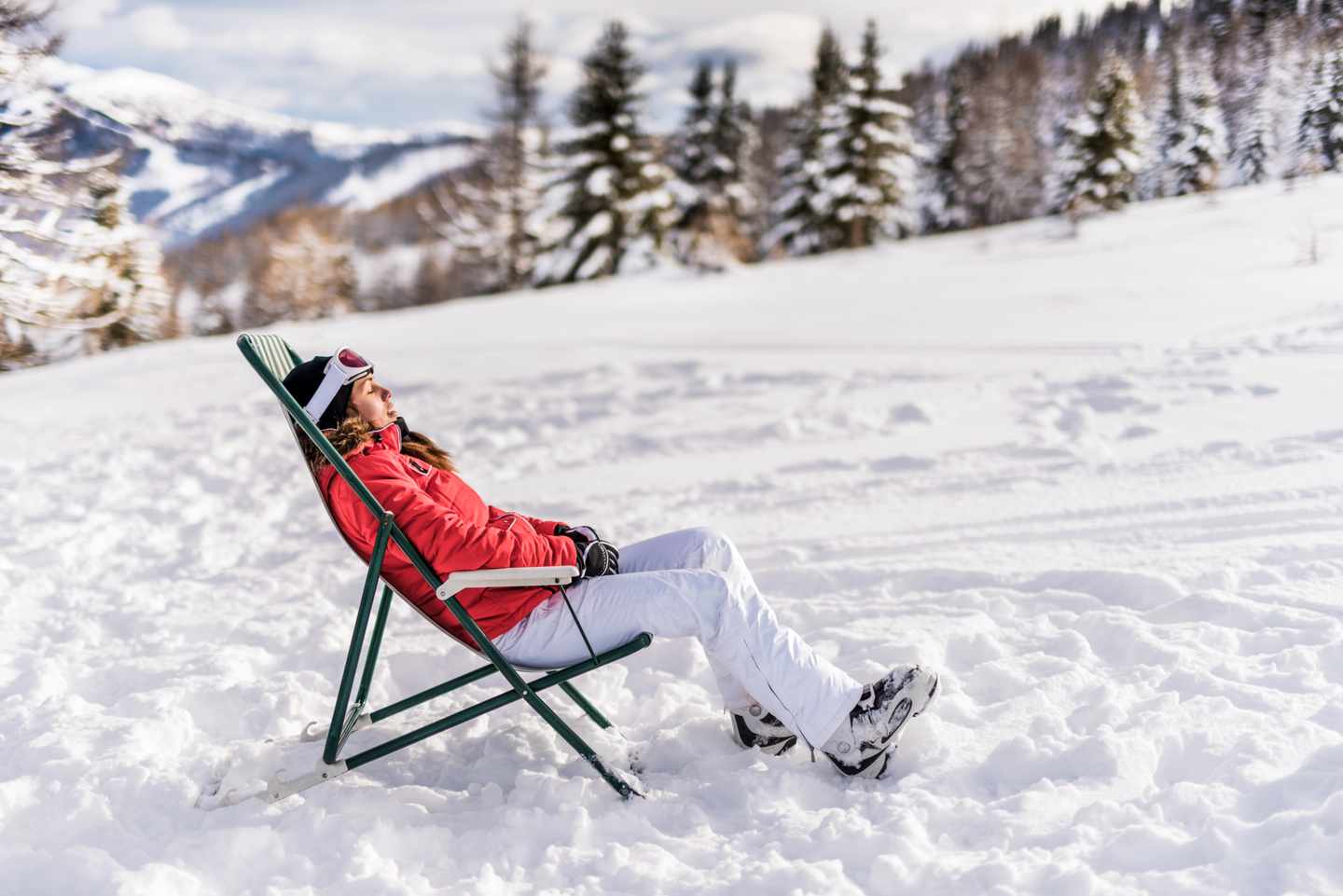 skiurlaub-frau-liegestuhl-schnee-g-496387940.jpg
