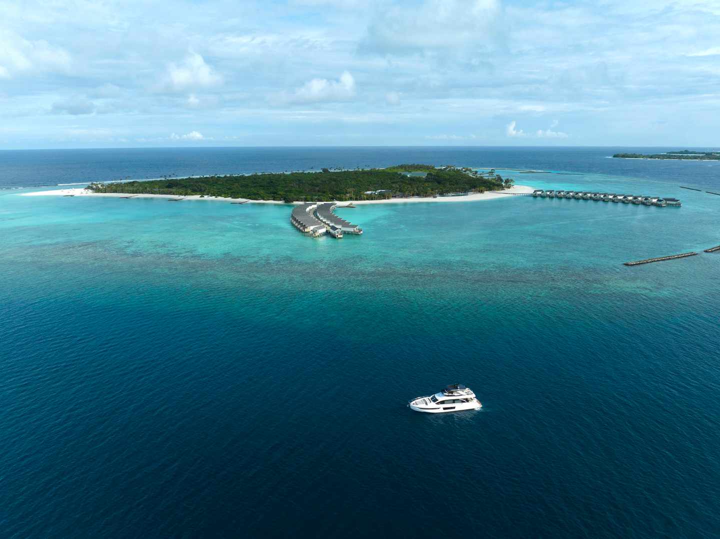blt418c549010f6be51-RAAYA_by_ATMOSPHERE_-_Island_Aerial_02.jpeg Raaya by Atmosphere - Insel von oben mit Boot im Ozean