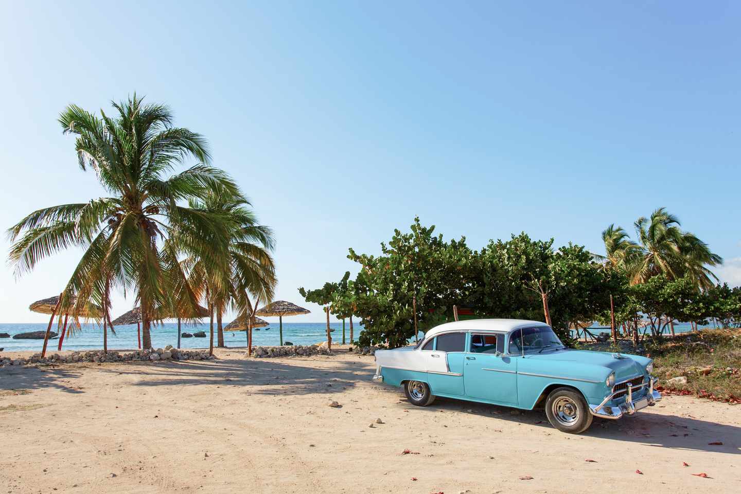 Kuba-oldtimer-am-strand-g-469739618.jpg