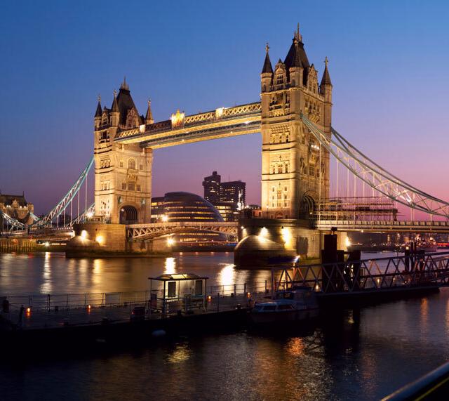 Städtereisen England: London Tower Bridge bei Nacht