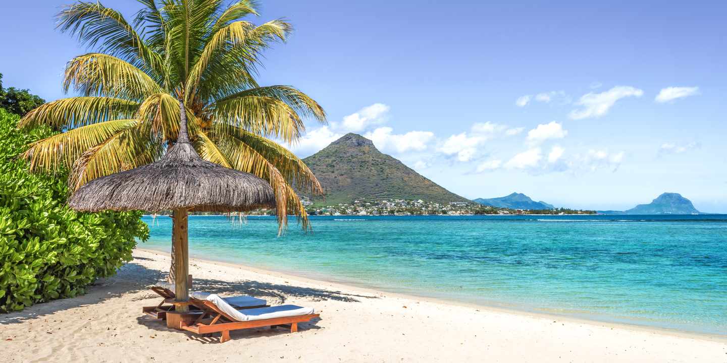 mauritius-strand-mit-liegestuhl-g-506246438.jpg