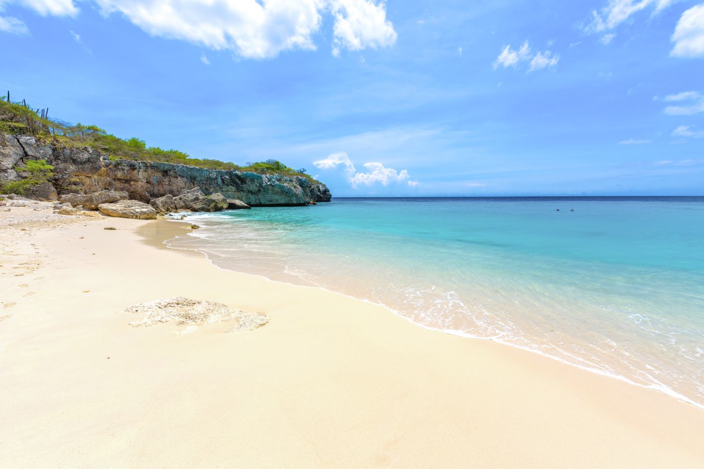 Weißer Sandstrand mit Himmel und blauem Wasser in Curacao