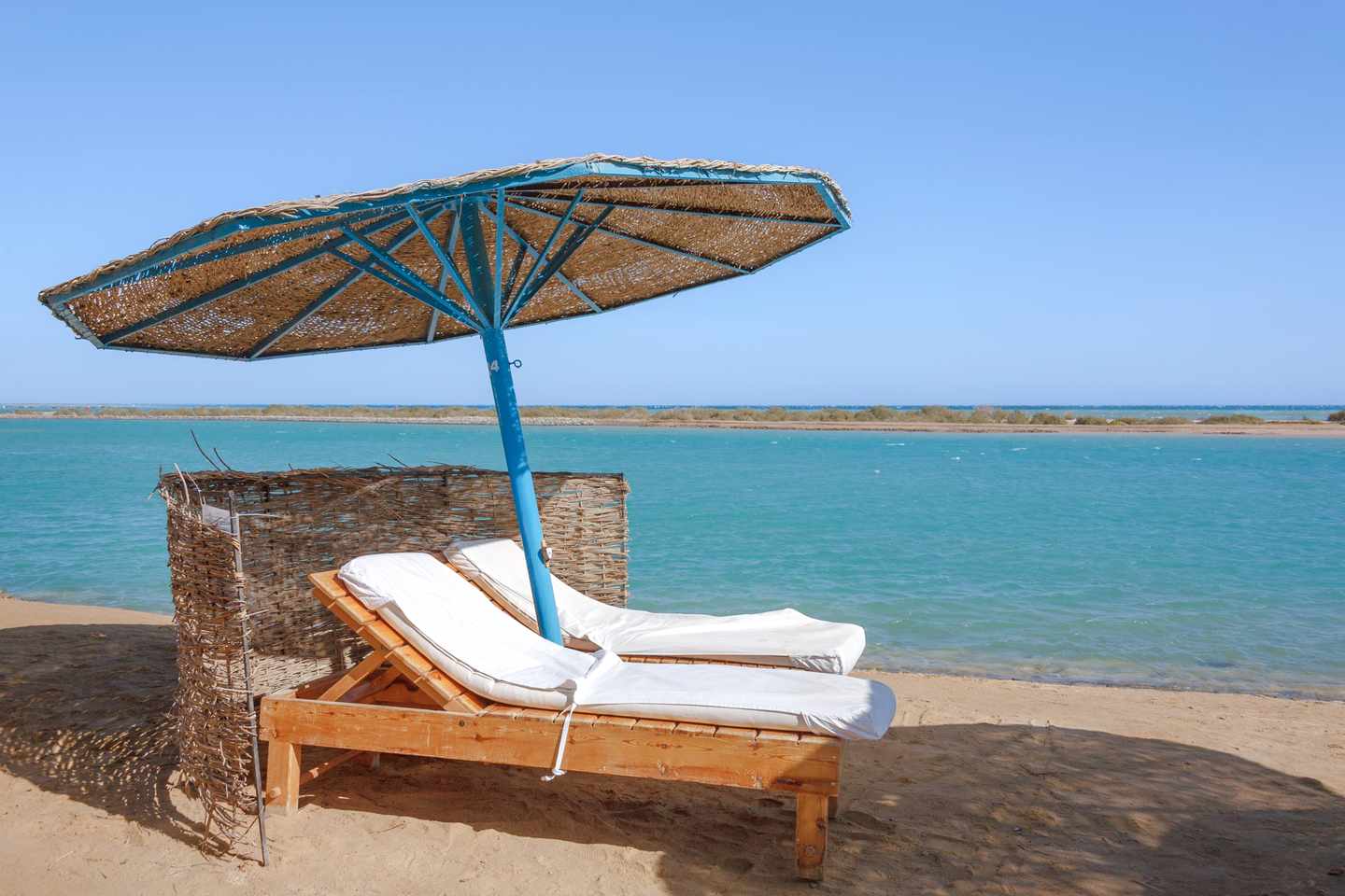 GettyImages-1761181292.jpg Sonnenschirm und Sonnenliegen am roten Meer in Ägypten