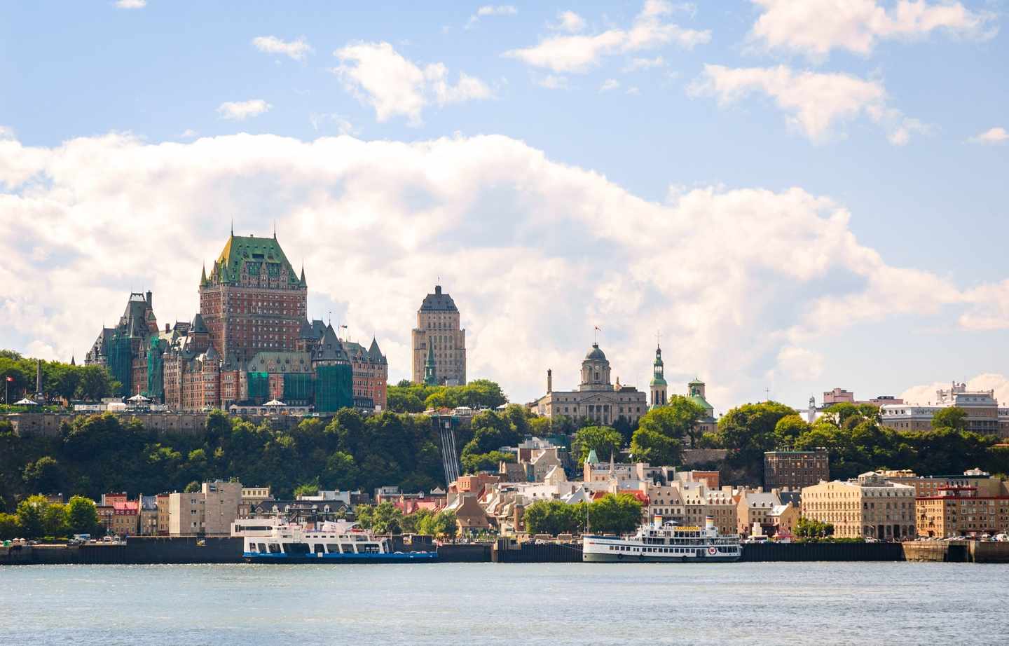 kanada-quebec-stadt-skyline-t-490589022.jpg