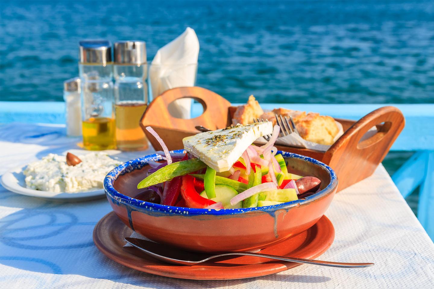 griechenland-ios-griechischer-salat-im-teller-g-652384634.jpg