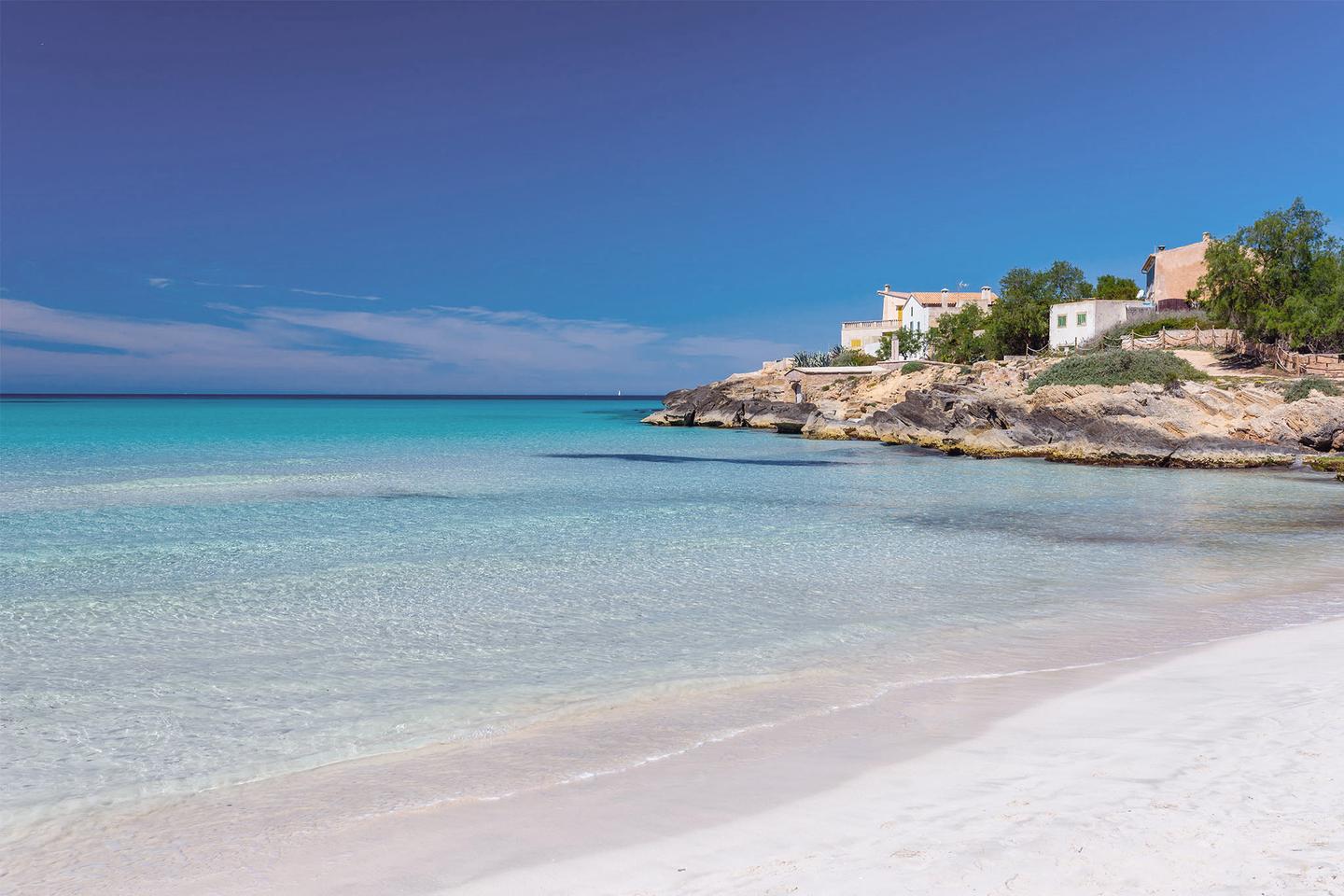 spanien-mallorca-es-trenc-strandurlaub-strand-und-meer-mit-blick-auf-stadt-g-587919162.jpg