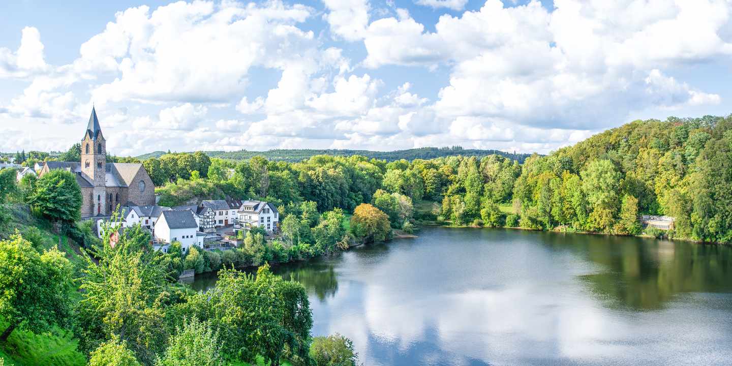 deutschland-ulmener-maar-vulkansee-g-1691886012.jpg