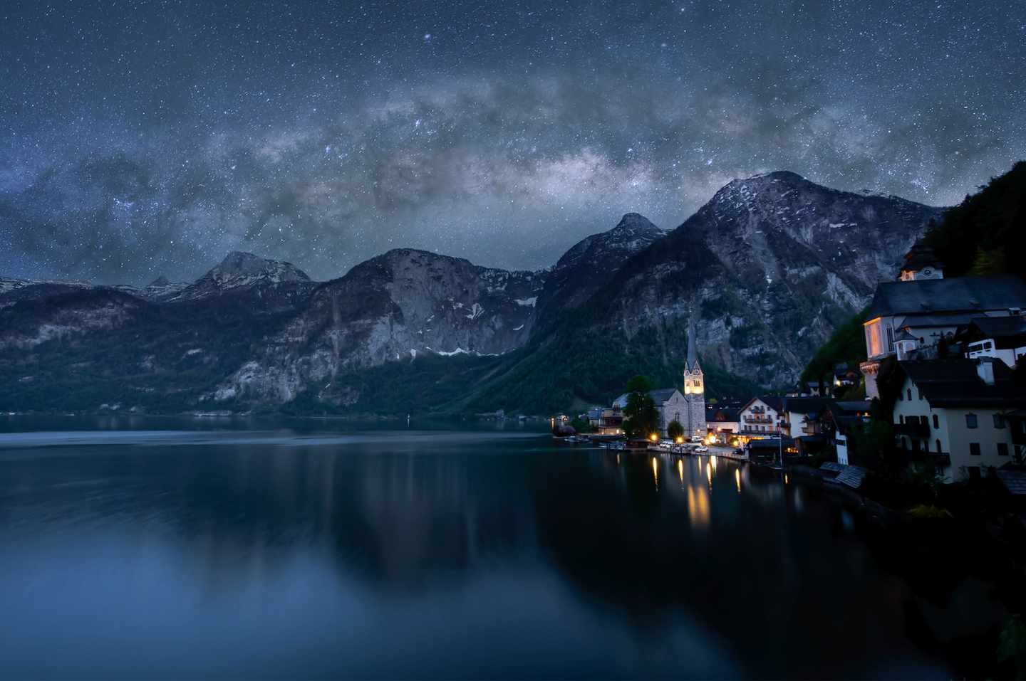 osterreich-oberoesterreich-salzkammergut-hallstatt-die-milchstrassengalaxie-mit-sternen-auf-einem-nachthimmelhintergrund-in-halstatt-oesterreich-bergdorf-in-den-oesterreichhischen-alpen-g-1365559851.jpg