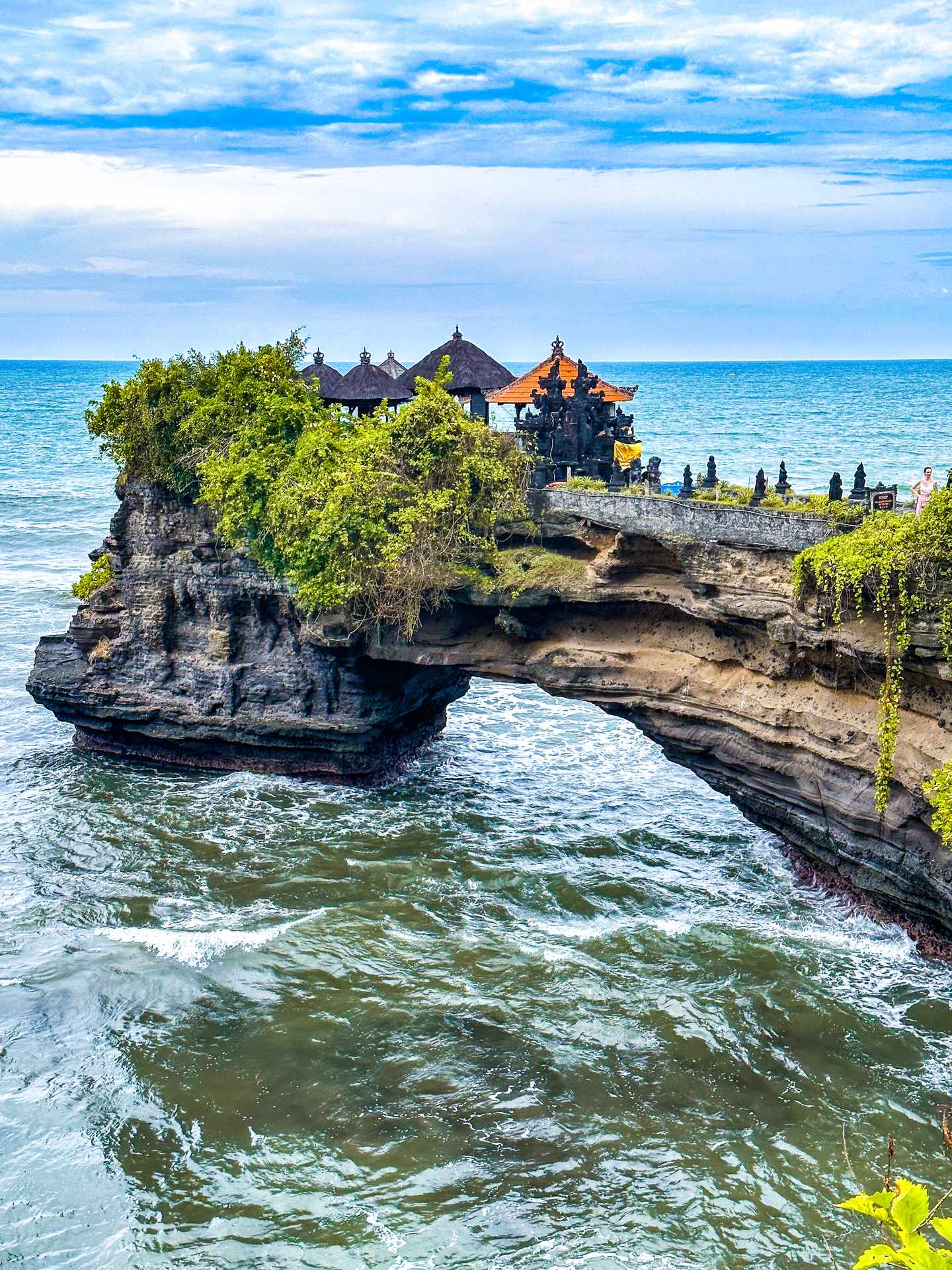 GettyImages-1488276070.jpg Blick auf die Klippen von Tanah Lot in Kediri