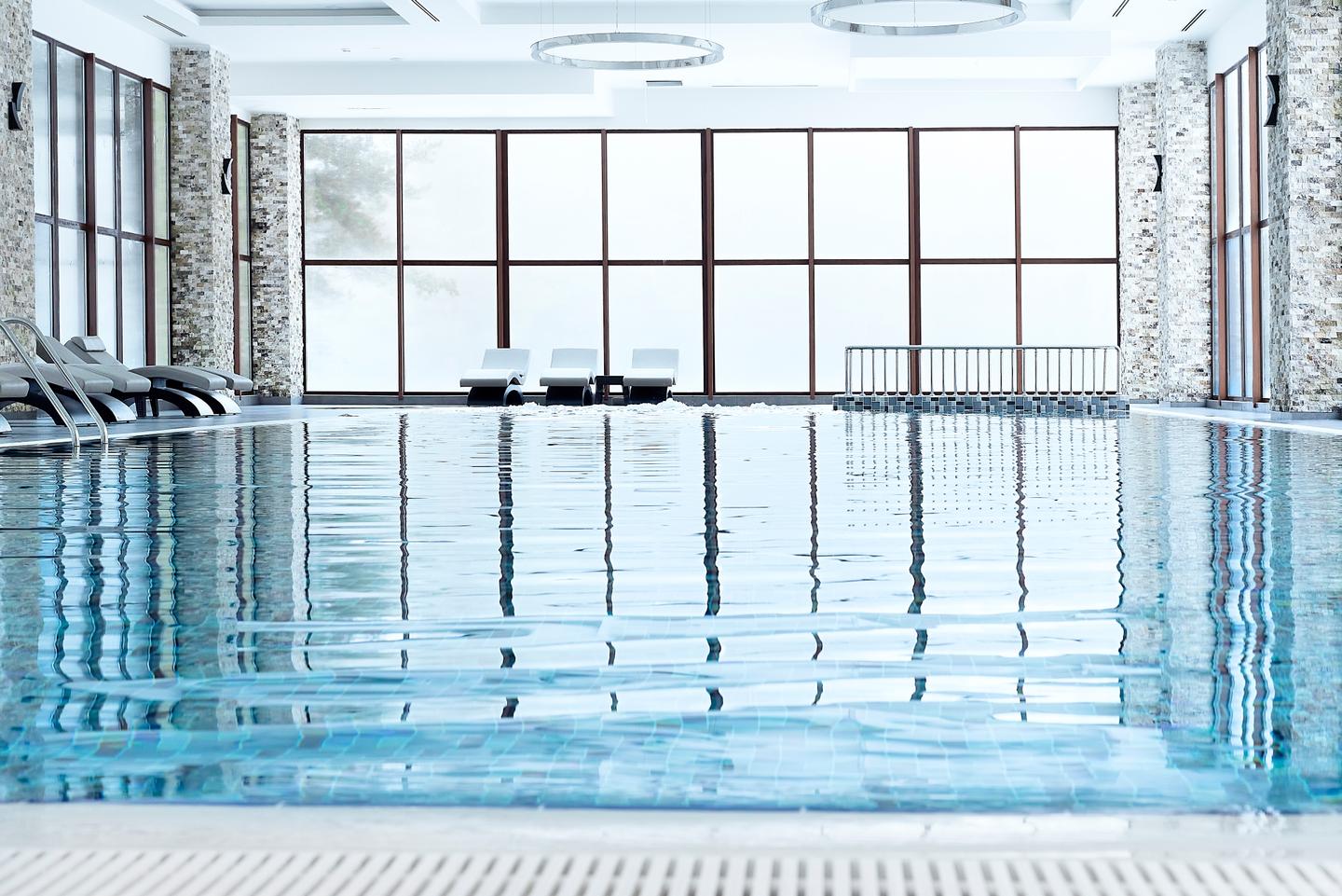 Hallenbad-in-Luxushotel-g-1126612637.jpg