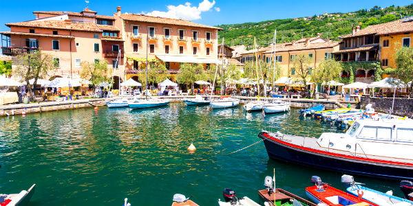 Torri-Del-Benaco_Hafen_GettyImages-927355470.jpg