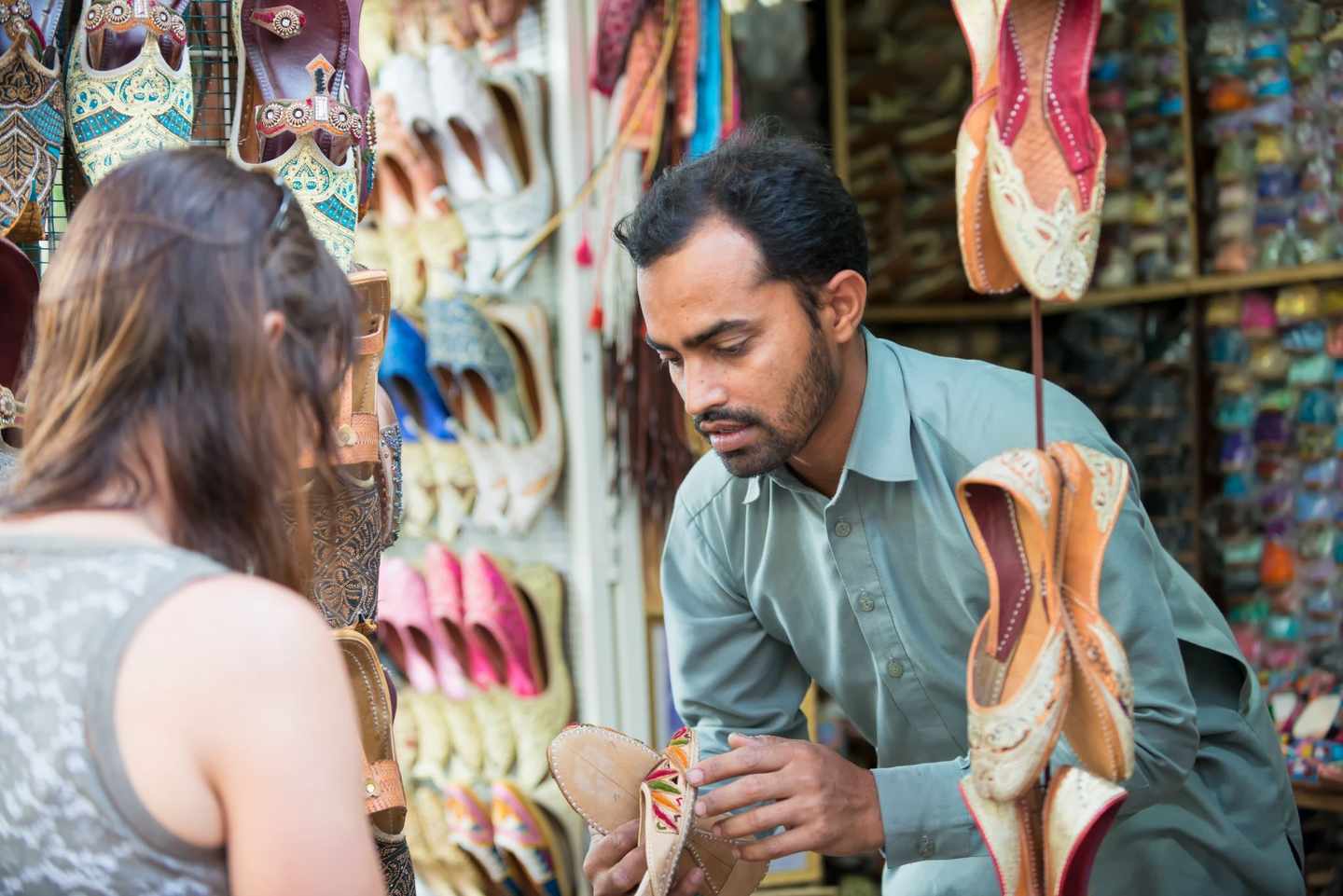 Dubai-Markt-Händler-dertour-g-498256210.jpg