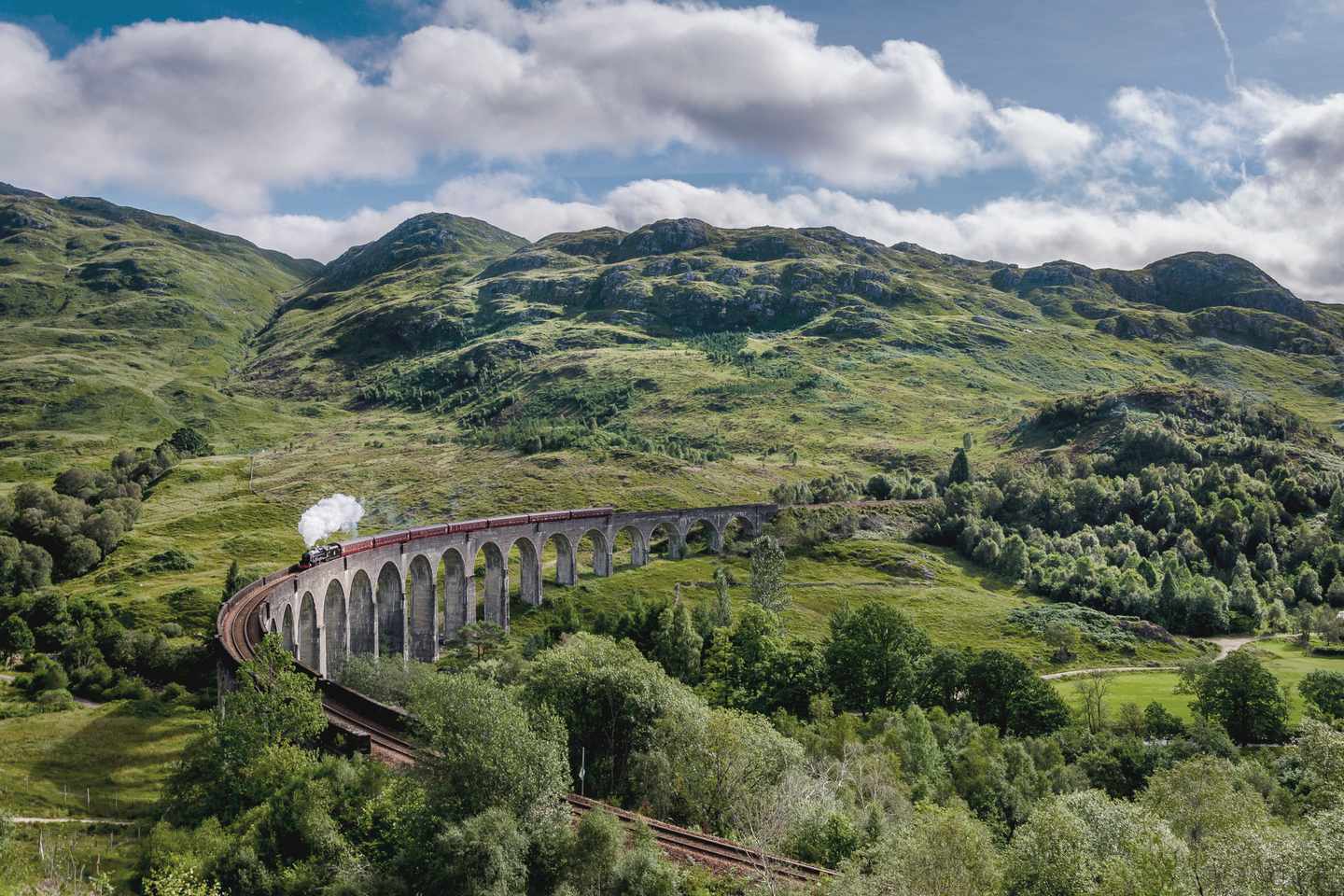Schottland-Glennfinnan-Viadukt-Dampfzug-g-532303257.jpg