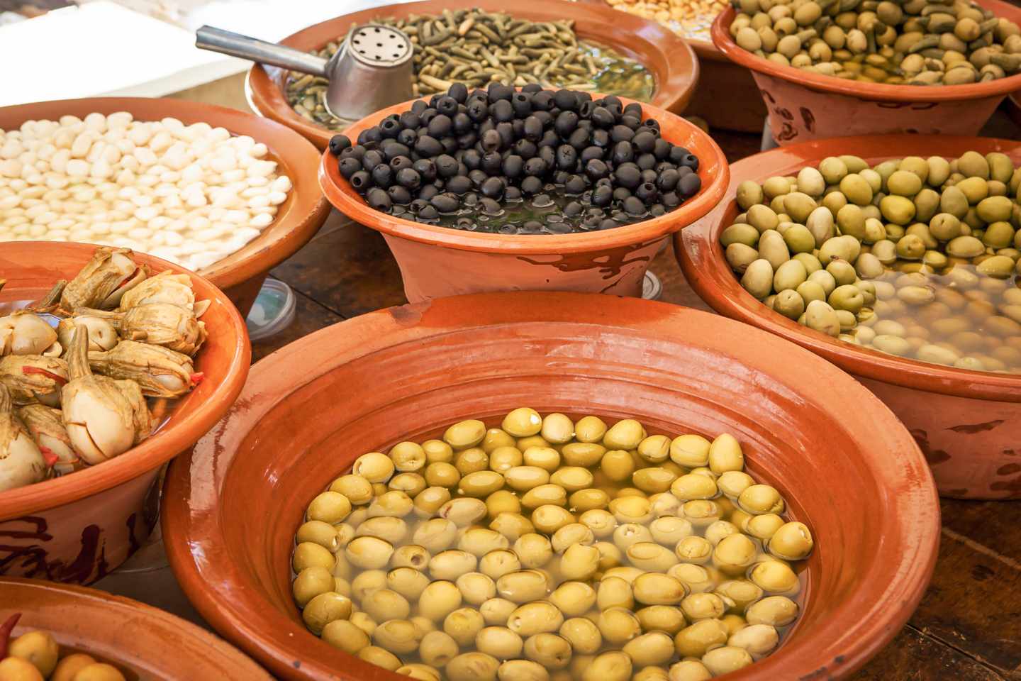 spanien-mallorca-oliven-auf-einem-strassenmarkt-g-486780268.jpg