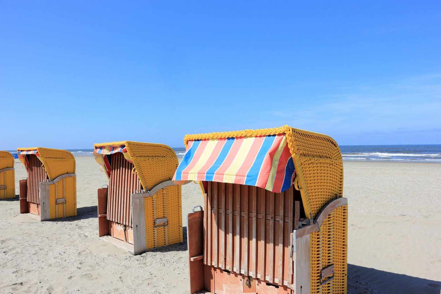 niederlande-nordsee-egmond-aan-zee-strand-strandkorb-t-482978496.jpg