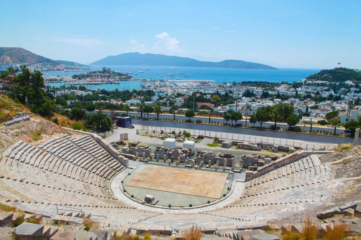 türkei-türkische-ägäis-bodrum-amphitheater-klein-g-984042764.jpg