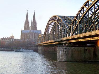 Zu den Angeboten Hotels in Köln - Blick auf den Dom und den Rhein