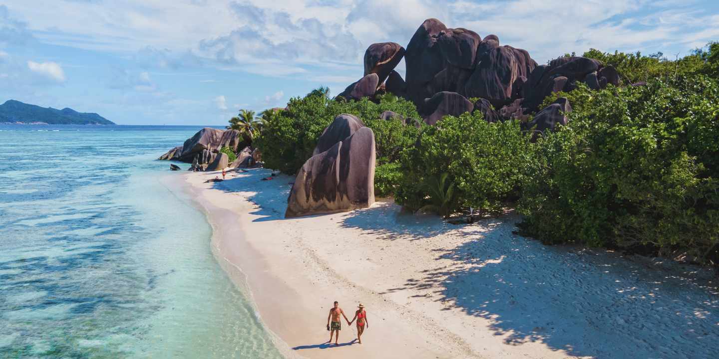 Seychellen-LaDigue-Paar-am-Strand-g-1533608341.jpg