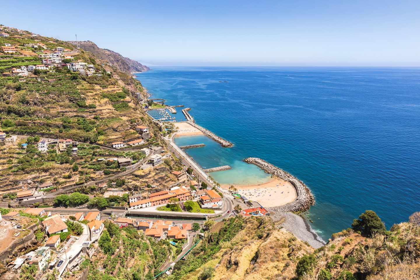 Der Strand von Calheta im Südwesten Madeiras wurde künstlich angelegt