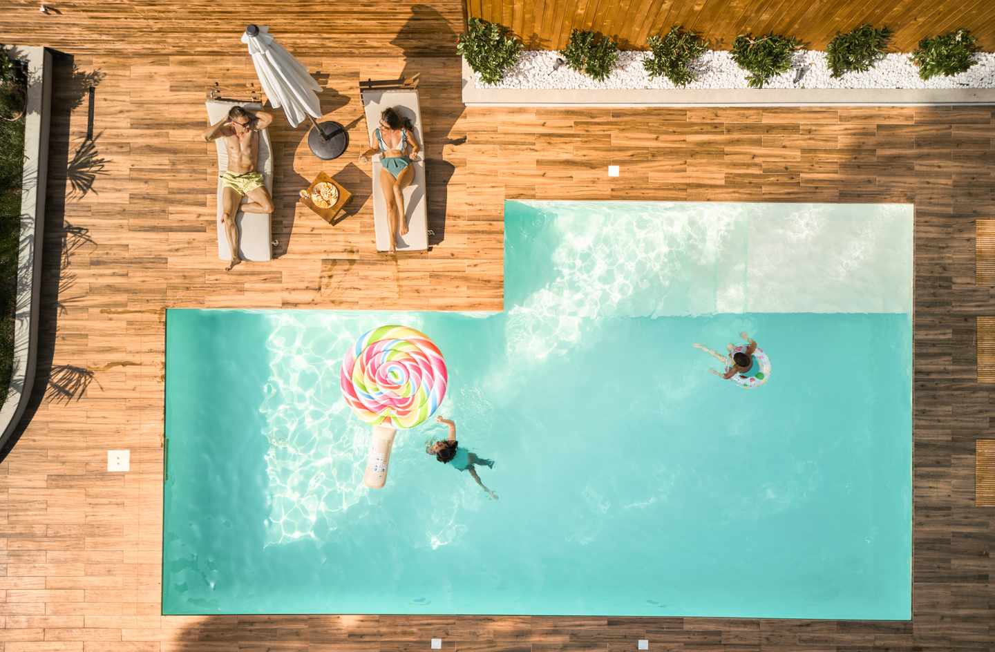 familie-hotelanlage-pool-sommer-drohnenaufnahme-g-1575788756.jpg