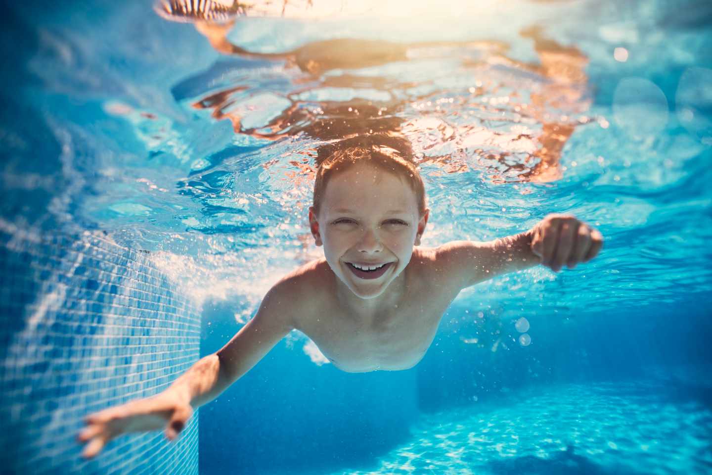Junge-taucht-im-Pool-g-1069497316.jpg