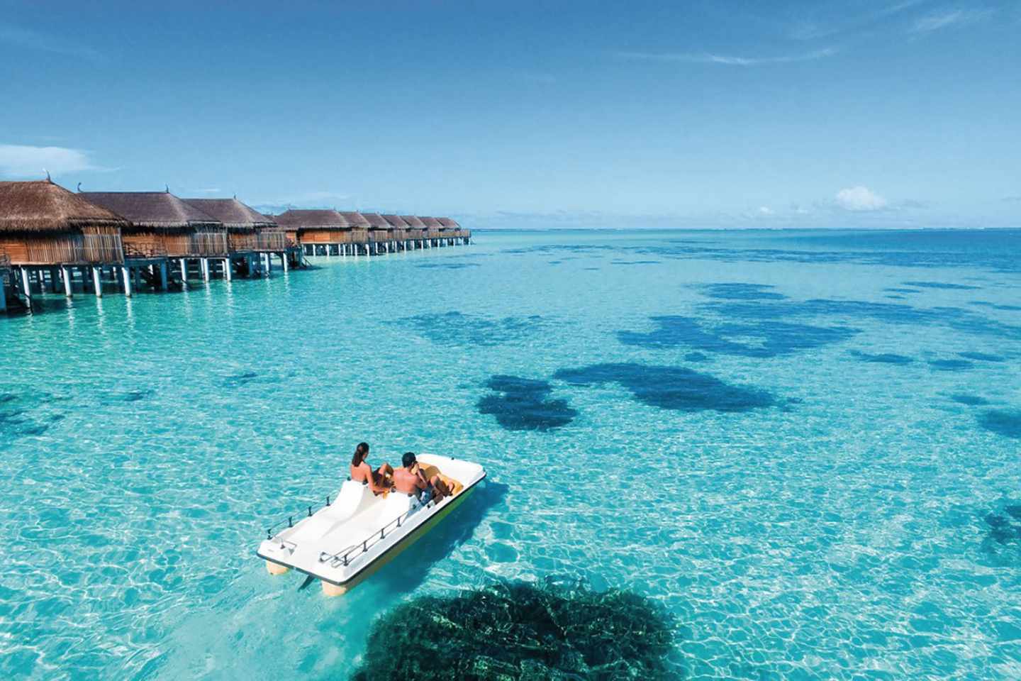 bltf50b6b2995562743-malediven-wasserbungalows-constance-moofushi-maledives-hotel-tretboot-auf-dem-kristallblauem-wasser-DER_MLE13121-IO_S22_6.jpg Tretboot auf dem kristallblauem Wasser