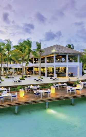 bltf1759f918dd50137-malediven-nord-male-atoll-vihamanaafushi-kurumba-maldives-hotelanlage-DER_ATC_MLE10109B_S23_14-f-indischer-ozean.jpg Hotelterrasse des Kurumba Maledives Hotels auf dem Wasser