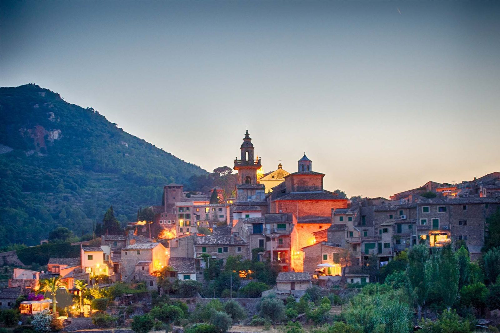 Valldemossa: Blick auf die Stadt bei Sonnenuntergang