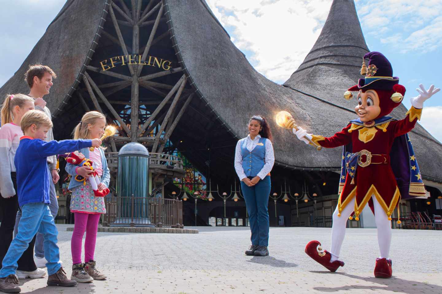 niederlande-efteling-familie-mit-elfendarsteller-vor-parkeingang.jpg