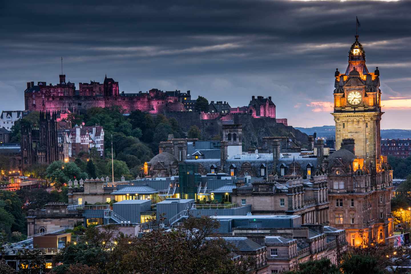 großbritannien-schottland-edinburgh-stadtansicht-klein-g-471092794.jpg
