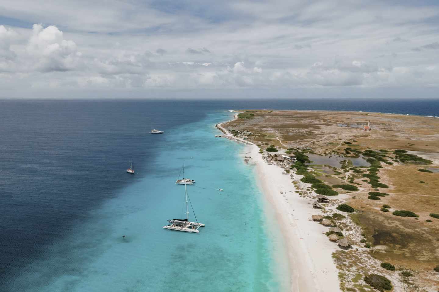 curacao-luftaufnahme-strand-mit-booten-g-1491409196_bearbeitet.jpg