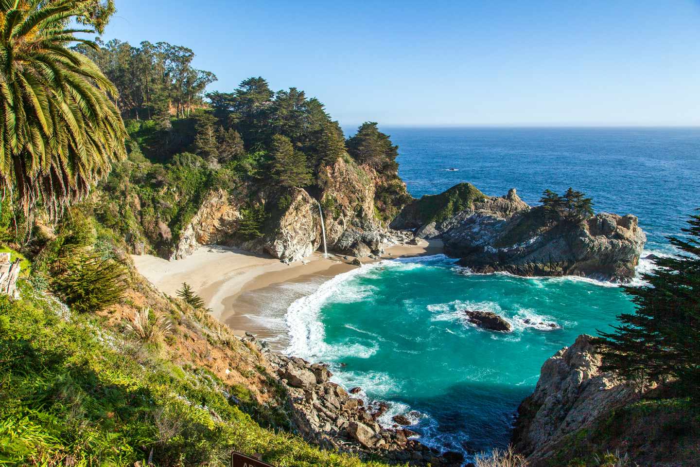 McWay Falls stürzt 24 Meter über eine Steilküste in eine malerische Bucht. Als seltener Gezeitenwasserfall erreicht er bei hoher Flut direkt den Pazifik und zählt damit zu den außergewöhnlichsten Naturattraktionen Kaliforniens.