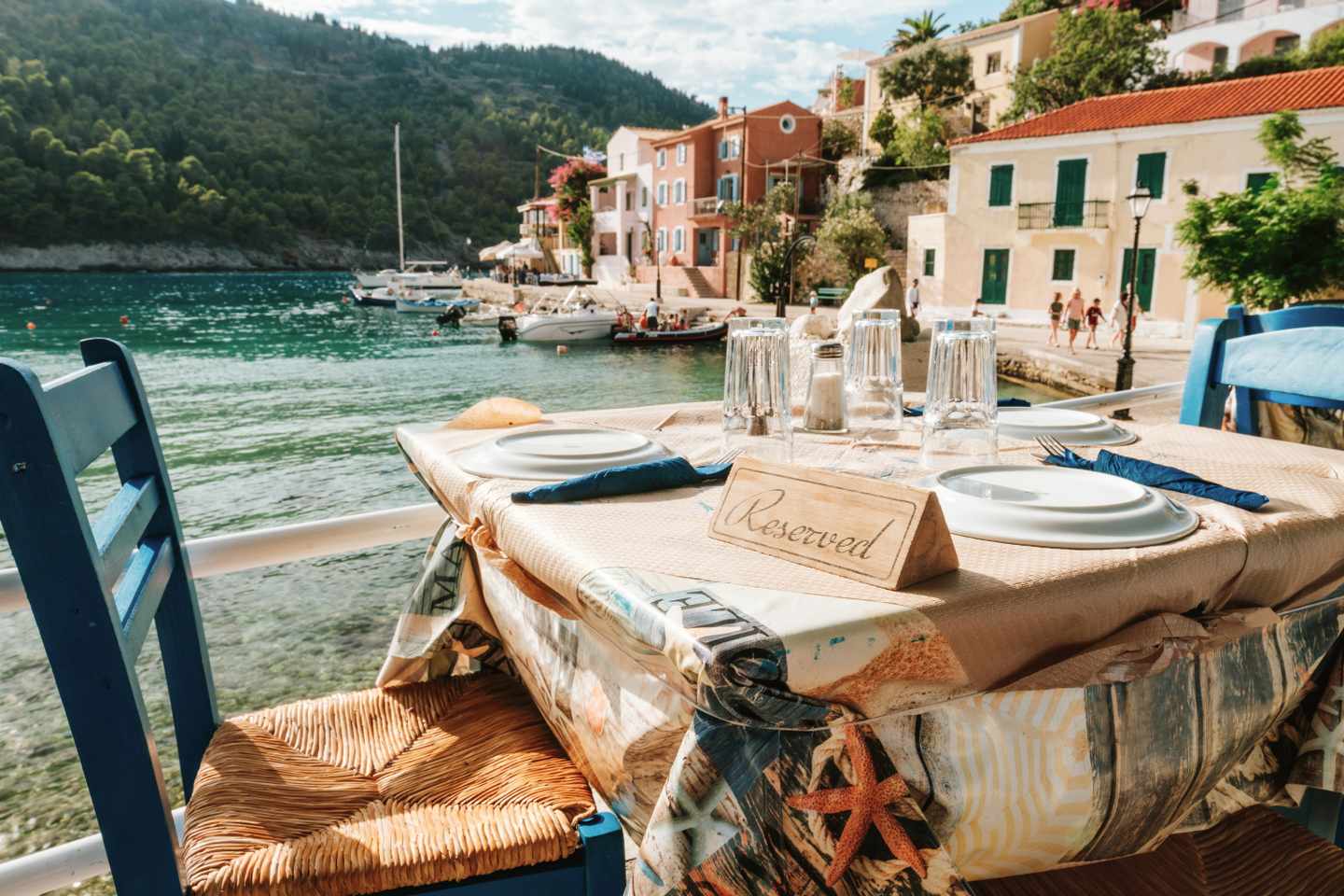 griechenland-kefalonia-assos-taverne-tisch-hafen-g-1213879467.jpg
