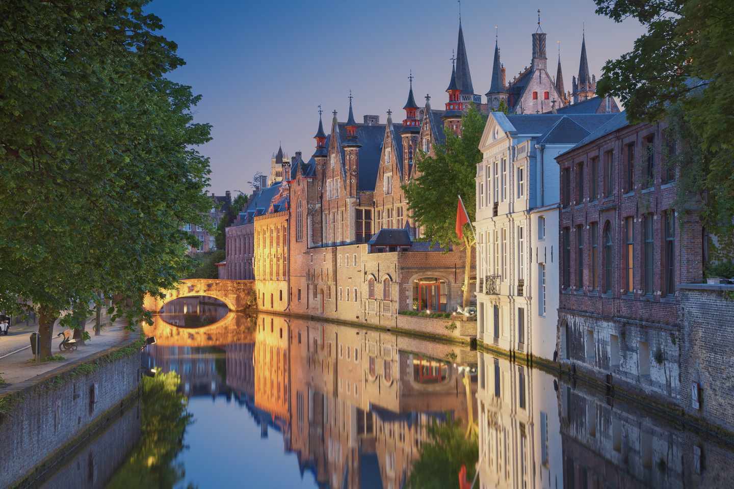 bltae9ae1470dbd270c-belgien-bruegge-stadt-g-476906088.jpg Ein Kanal von Brügge bei Nacht