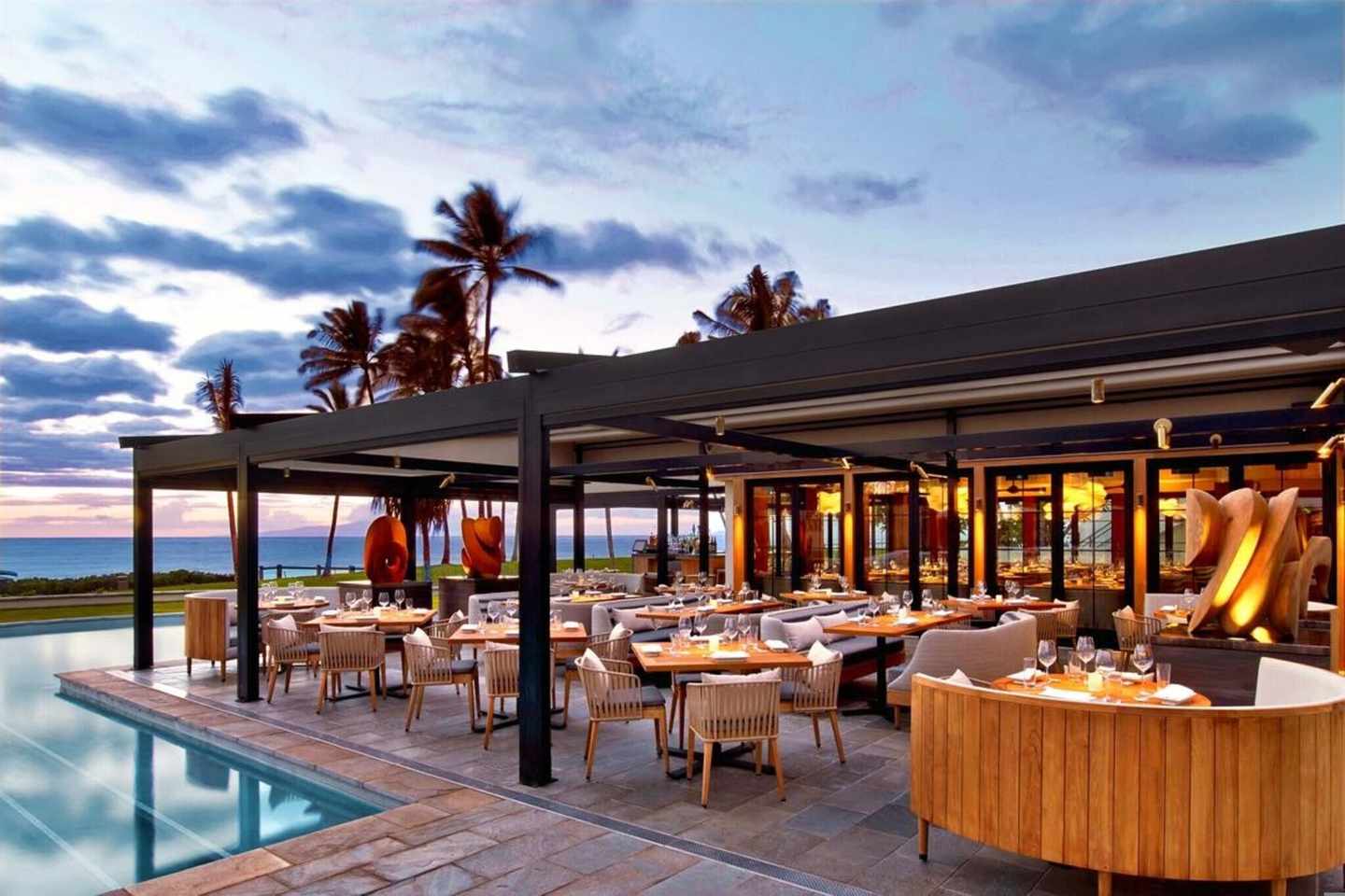 bltbb488cf6ef7d377e-nordamerika-usa-hawaii-andaz-maui-in-wailea-resort-der-ogg40385-an-S22-3.jpg Terrasse mit Meerblick neben dem Pool im Andaz Maui