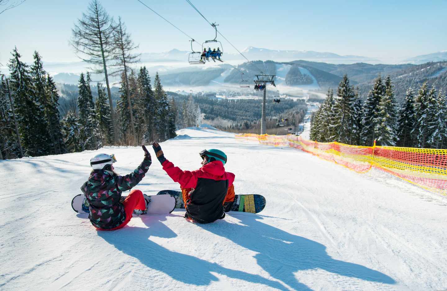 blt5b02e39a6ff53f46-oesterreich-snowboarder-t-848069208.jpg Zwei Snowboarder klatschen ein