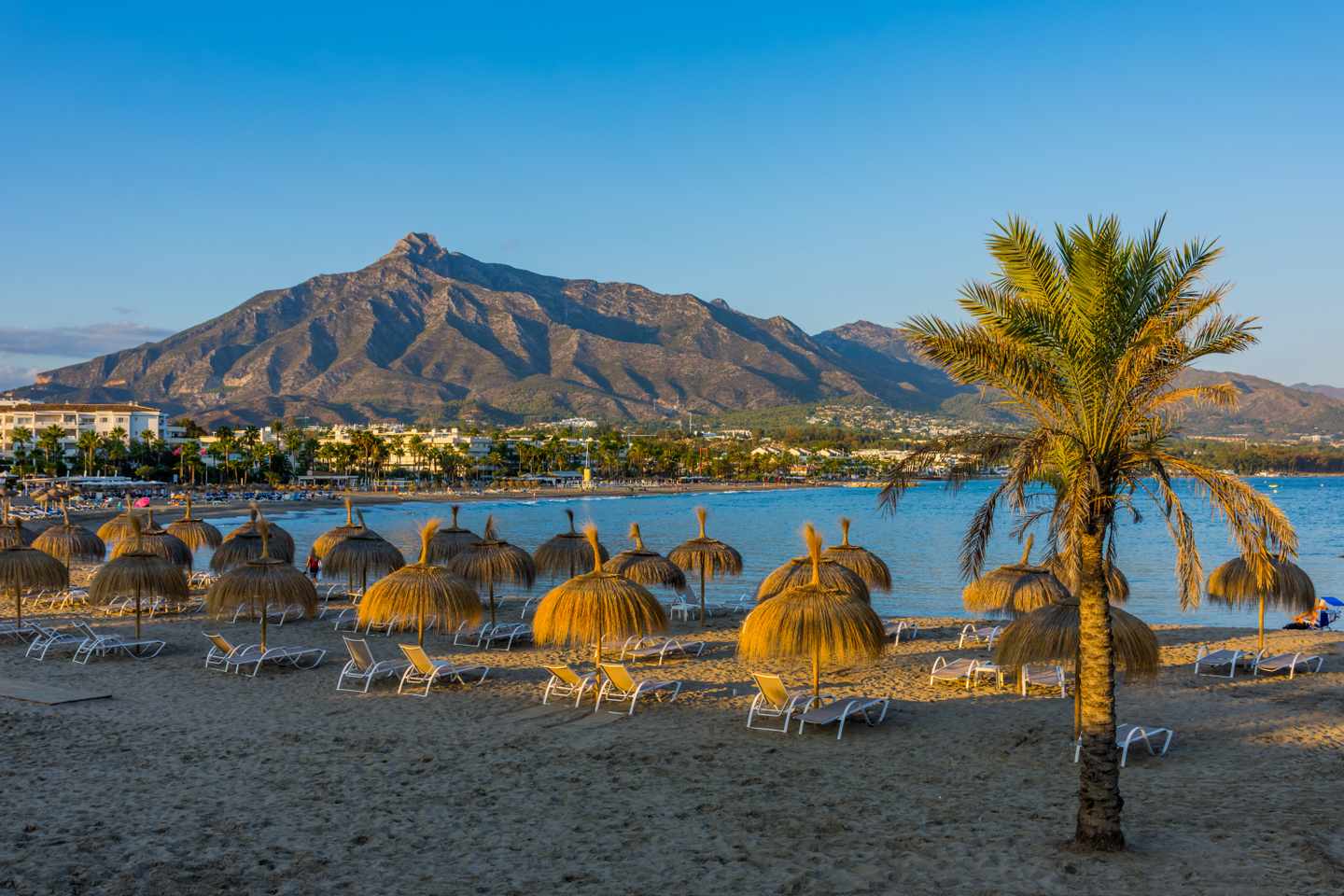 Marbella Hotel: Liegestühle im Sonnenuntergang am Puerto Banús Strand
