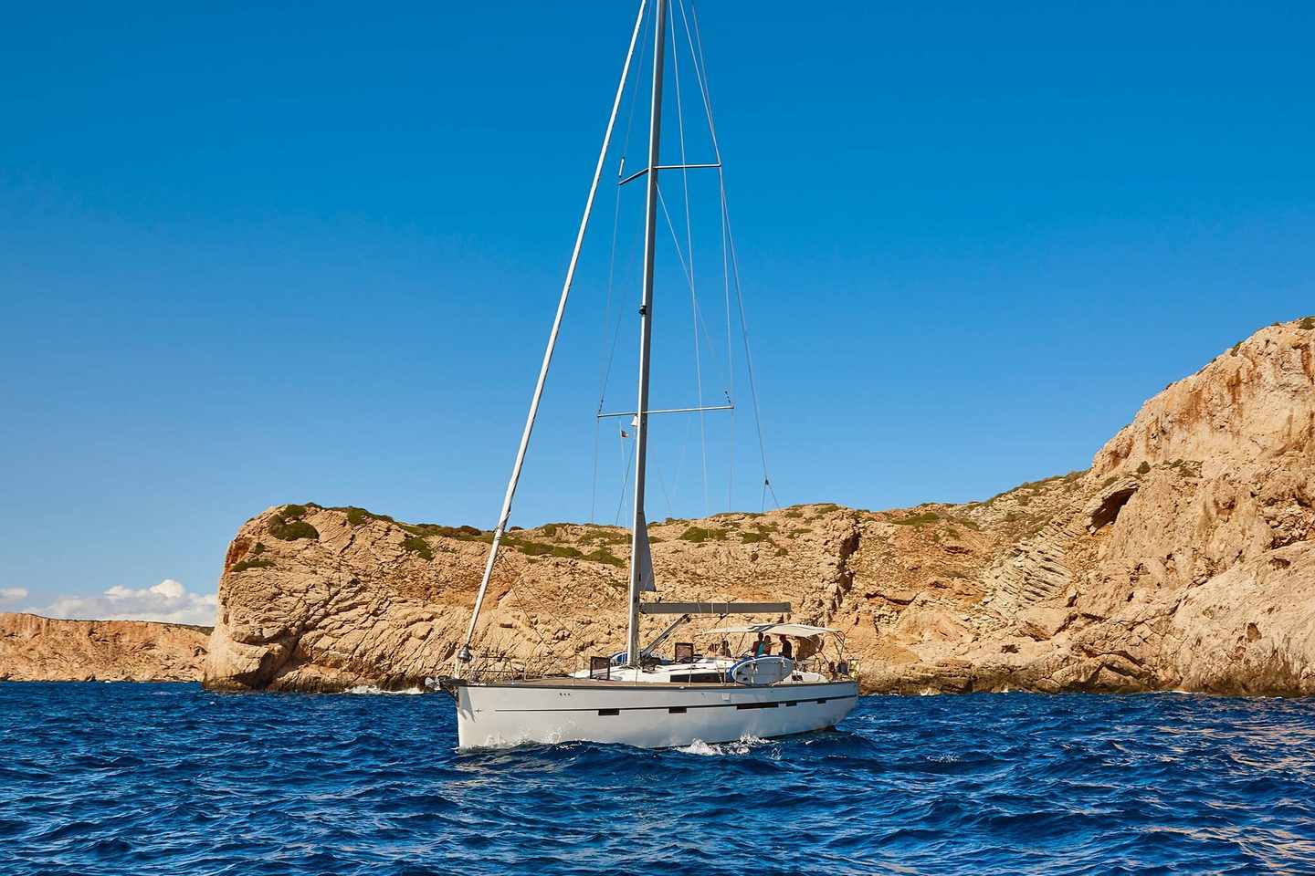 spanien-mallorca-es-trenc-sueden-segelboot-an-der-insel-cabrera-g-1365834411.jpg