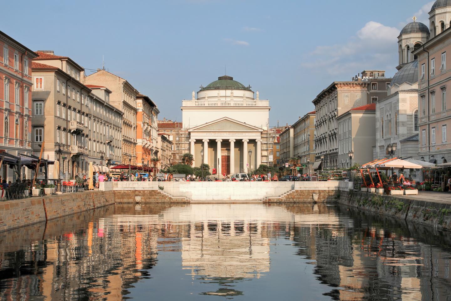italien-adria-trieste-canale-grande-g-507751091.jpg