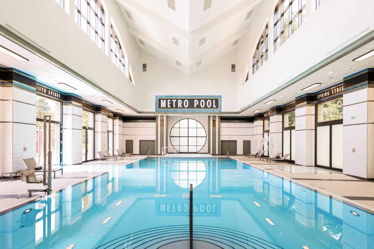 bltedf127d95c757144-freizeitparks-aussergewoehnliche-hotels-disney-hotel-new-york-the-art-of-marvel-pool-DER1427296.jpeg Blick auf einen Midcentury Designer Pool im New York-Style