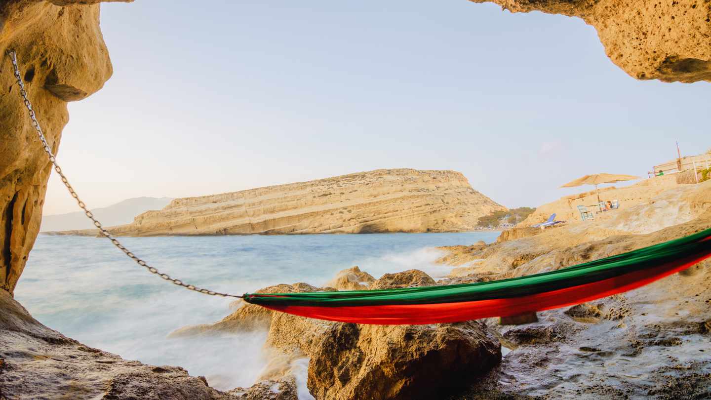 griechenland-kreta-haengematte-in-einer-hoehle-in-matala-g-986732764.jpg