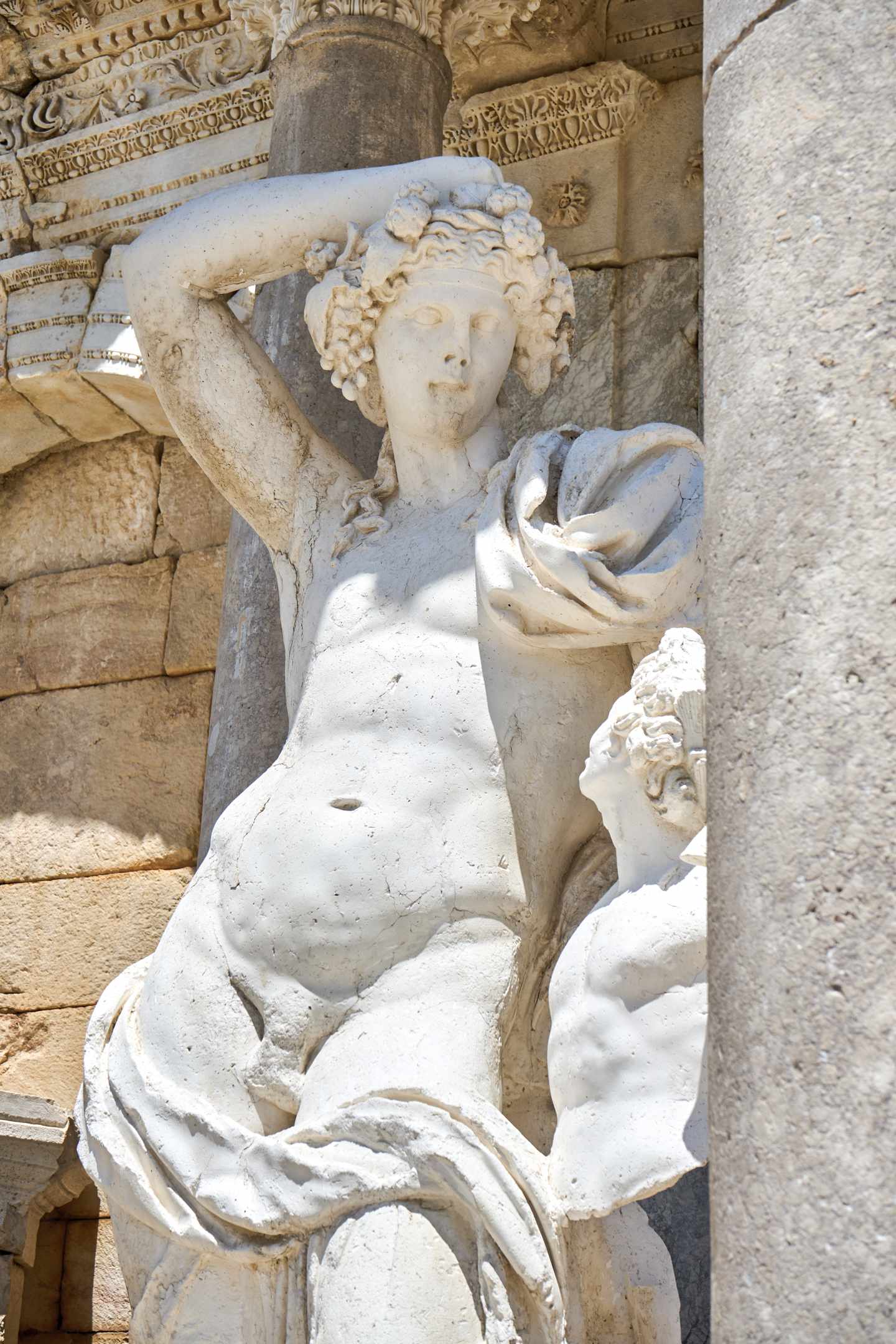 tuerkei-sagalassos-steinstatue-g-2162792756.jpg Urlaub Side: Statue des Dionysos und Satyr Gorup des Nymphäums des Antoninus Pius