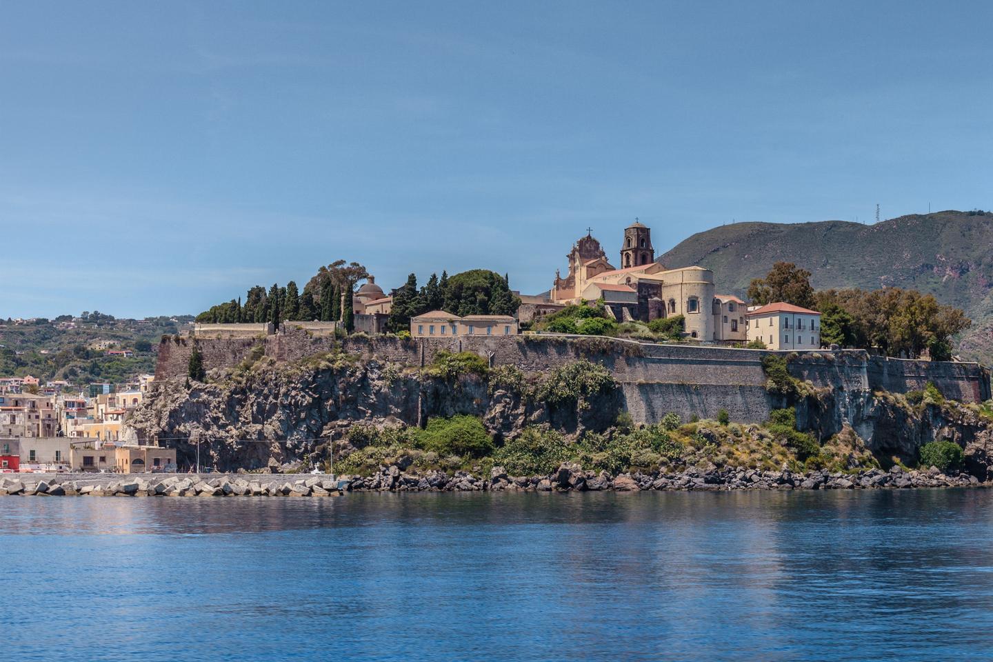 italien-liparische-inseln-lipari-stadt-g-507213958.jpg