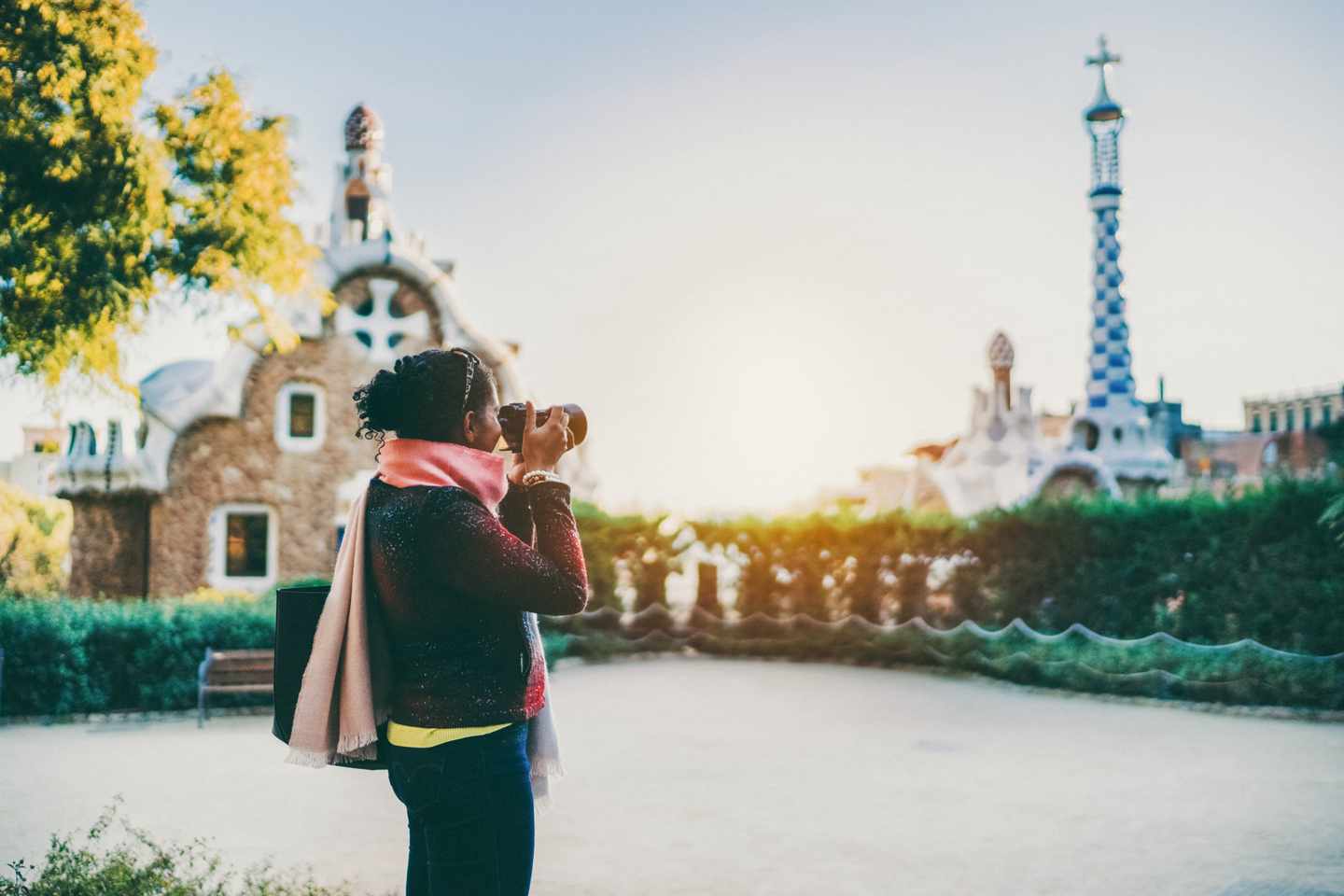 spanien-barcelona-touristin-mit-kamera-g-1432337759