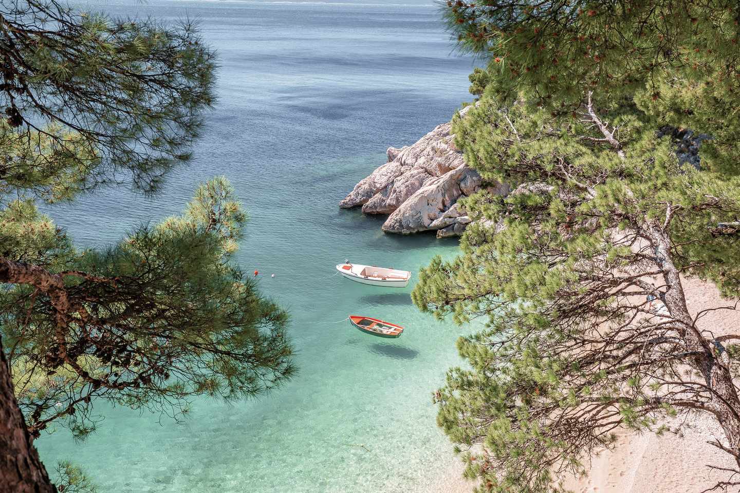 kroatien-brela-punta-rata-bucht-boote-g-1677789684_bearbeitet.jpg