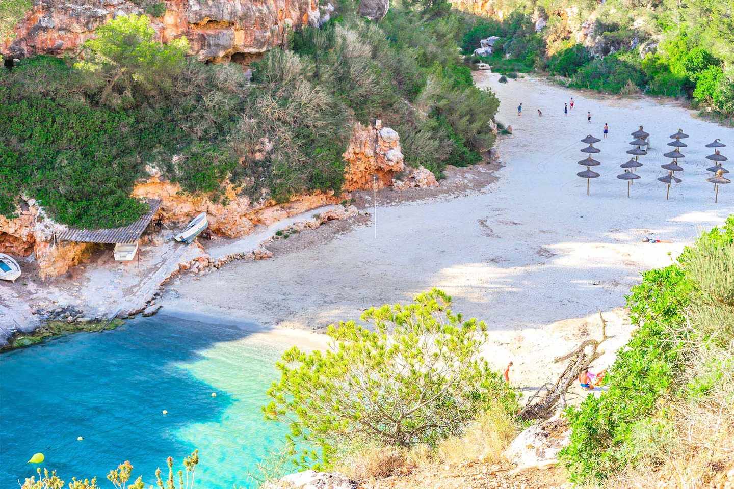 spanien-mallorca-cala-pi-strandurlaub-ausschnitt-der-kleinen-bucht-mit-sonnenschirmen-g-951084134.jpg